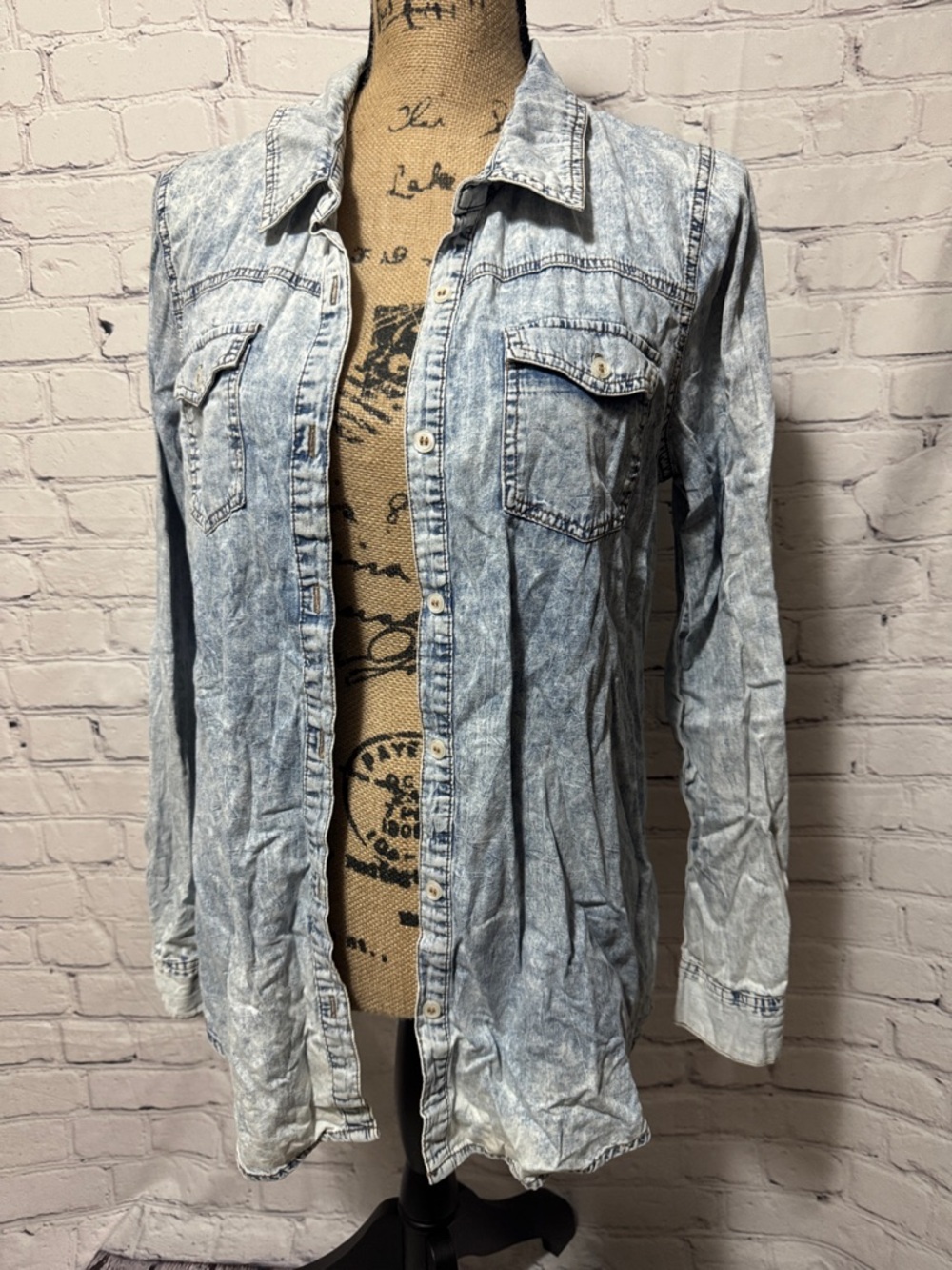 Eye shadow Light Wash Denim Button-Up Shirt acid wash look western cowgirl